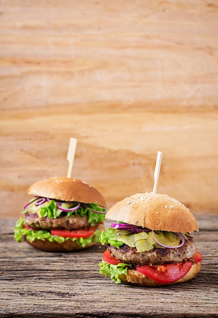 Foto sanduíche grande - hambúrguer hambúrguer com carne, tomate, queijo e pepino em conserva.