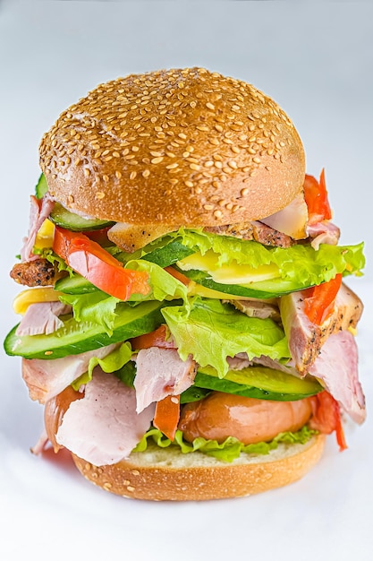 sanduíche grande ou hambúrguer rústico, carne com pão branco ou pão, duas linguiças, iguarias defumadas
