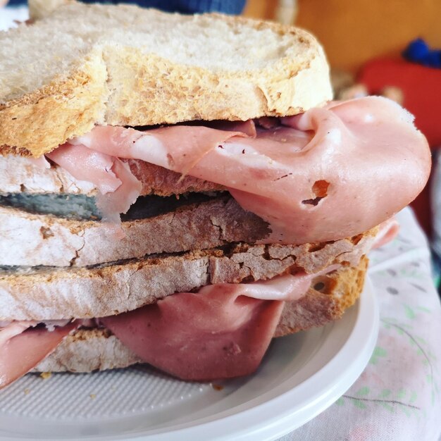 Foto sanduíche italiano com mortadela