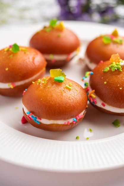 Sanduíche Malai Chop ou Cream feito com recheio Rasgulla ou Gulab jamun doce é um doce bengali