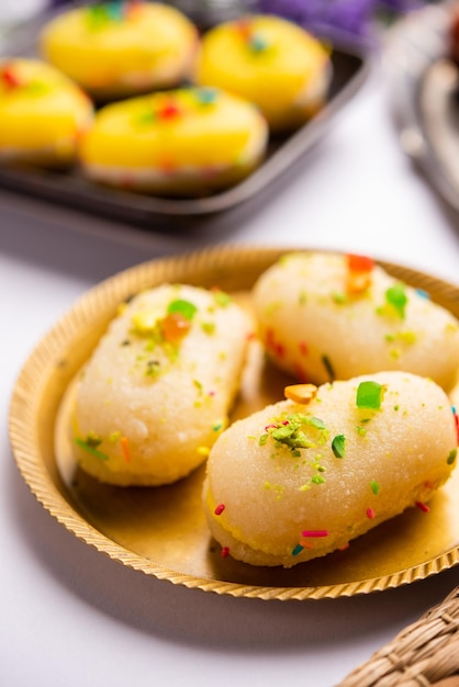 Sanduíche Malai Chop ou Cream feito com recheio Rasgulla ou Gulab jamun doce é um doce bengali