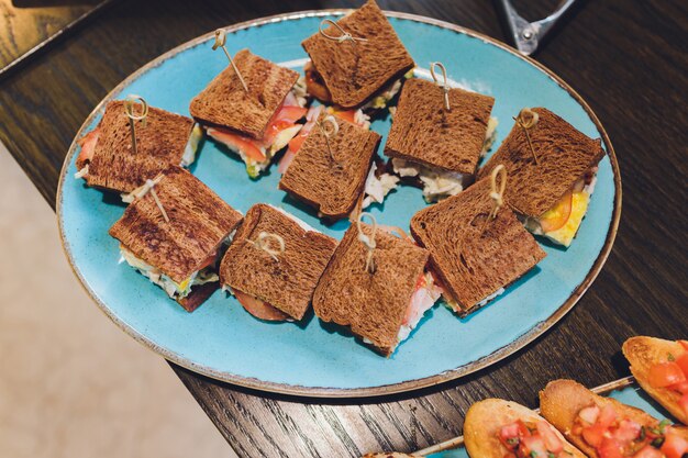 Sanduíche Mini Club com presunto de frango, salada de ovo e sanduíches de brioche para refeições, seminário, coffee break, café da manhã, almoço, jantar, buffet e grupo de reuniões.