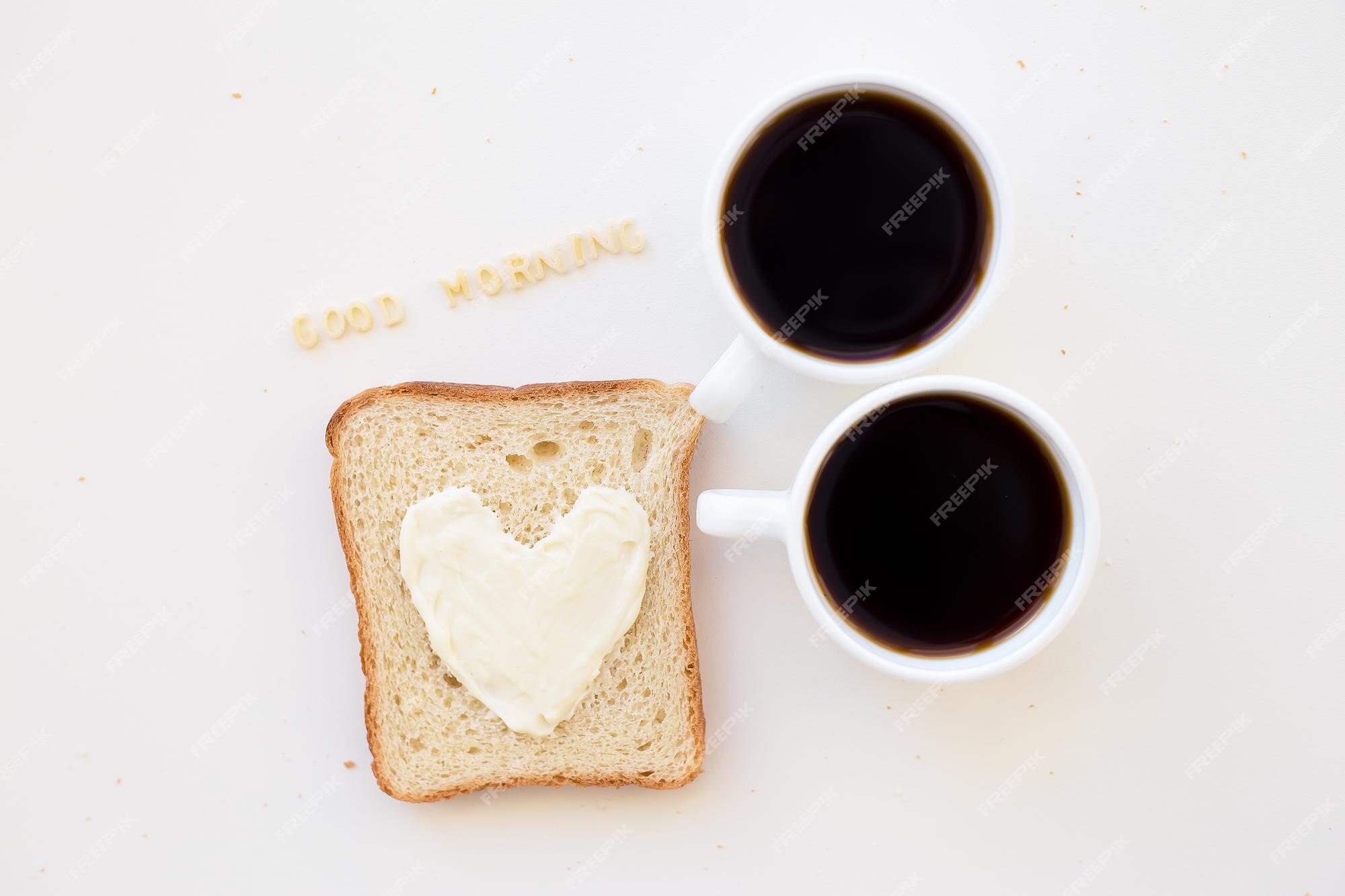 Sanduíche no café da manhã em forma de coração com queijo - sinal de bom dia e duas xícaras de café | Foto Premium Sanduíche no café da manhã em forma de coração com queijo - sinal de bom dia e duas xícaras de café | Foto Premium