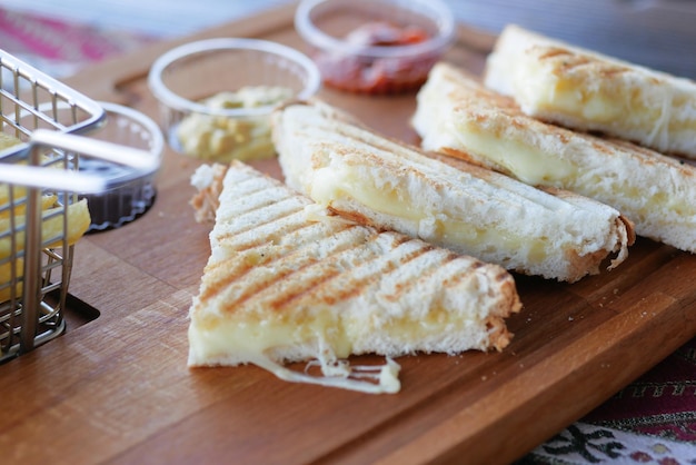 Sanduíche ou torrada com fatias de pão torrado.