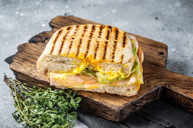 Sanduíche Panini torrado com presunto e queijo Vista superior de fundo cinza