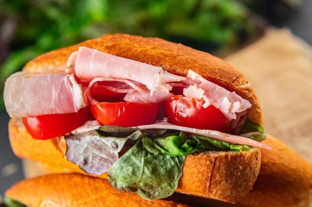 sanduíche presunto tomate alface verde comer cozinhar aperitivo refeição comida lanche na mesa copiar espaço