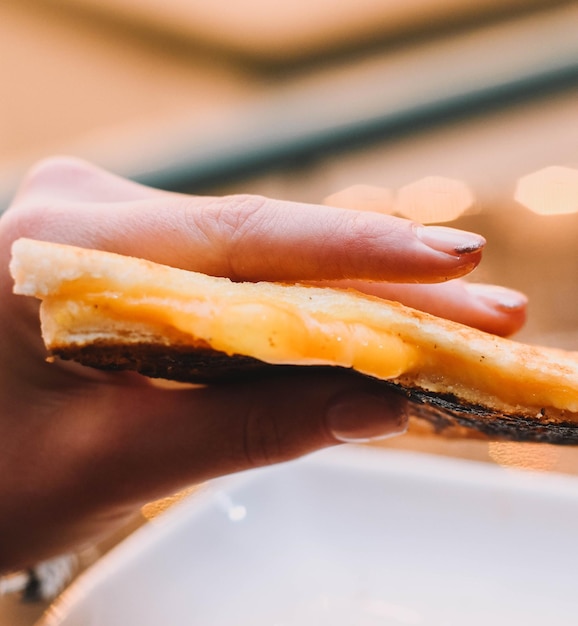 Foto sanduíche quente de presunto e queijo torrado com manteiga em pão