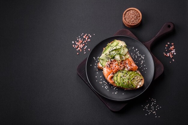 Sanduíche saboroso fresco com abacate de salmão e gergelim e sementes de linho