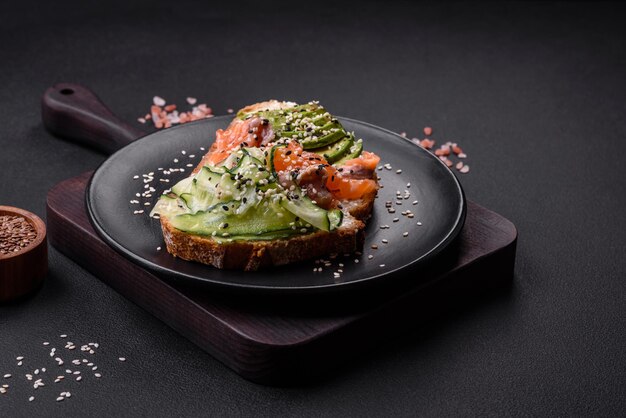 Sanduíche saboroso fresco com abacate de salmão e gergelim e sementes de linho