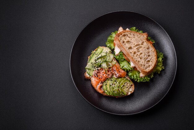 Sanduíche saboroso fresco com abacate de salmão e gergelim e sementes de linho