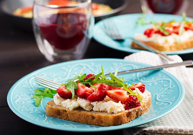 Sanduíche saudável com morango e creme de queijo