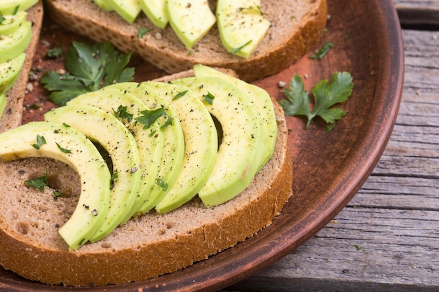 Foto sanduíche saudável com pão e abacate