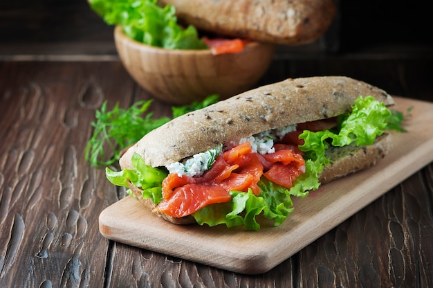 Sanduíche saudável com queijo e salmão