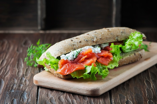 Sanduíche saudável com queijo e salmão