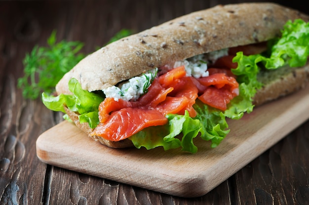 Sanduíche saudável com queijo e salmão