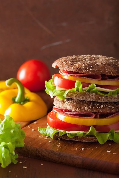 Sanduíche saudável de salame com pimenta e alface de tomate