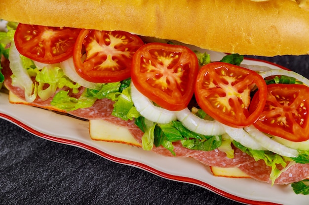 Sanduíche secundário com salame, queijo e vegetais.