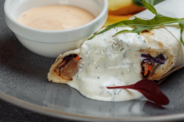 Sanduíche shawarma com fogo francês e moedor de sal em fundo escuro