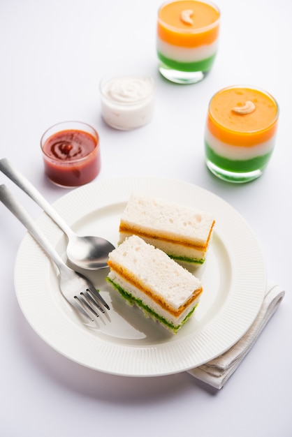 Sanduíche tricolor Tiranga com chutney de laranja e verde imagem perfeita para a república indiana ou saudação do dia da independência