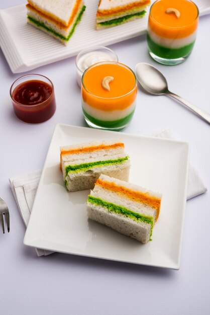 Sanduíche tricolor tiranga com chutney de laranja e verde imagem perfeita para a república indiana ou saudação do dia da independência