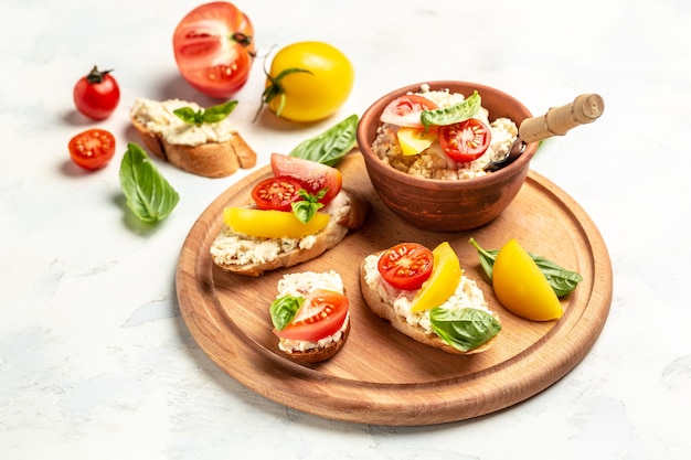 Sanduíche vegan caseiro Pão com queijo, tomate cereja e folhas de manjericão. Comer limpo, fazer dieta, conceito de comida vegana. vista do topo