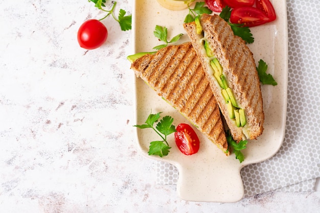 Sanduíche vegano com queijo e abacate Café da manhã vegetariano Vista superior plana