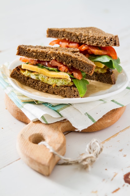 Sanduíche vegano com salada e queijo