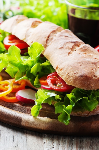 Sanduíche vegano com salada, tomate e rabanete