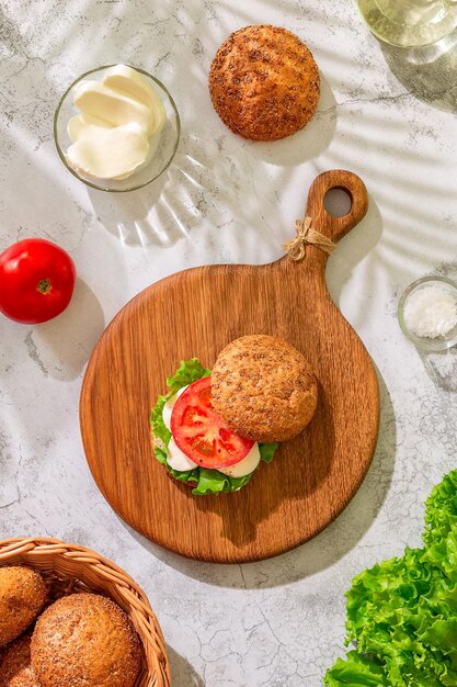 Sanduíche vegetariano com queijo e tomate Conceito de comida vegetariana saudável