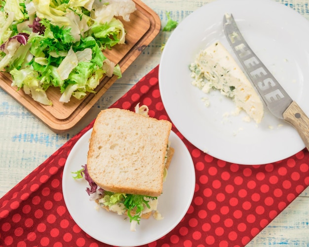 Sanduíche vegetariano com salada e queijo azul em uma dieta saudável de fundo de madeira