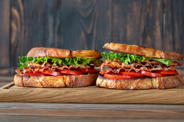 Foto sanduíches blt na placa de madeira