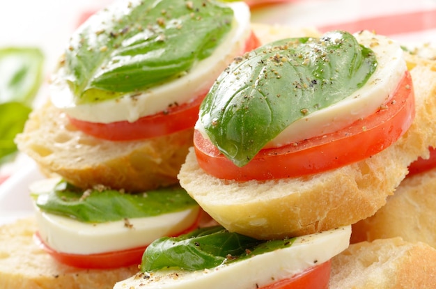 Sanduíches caprese com mussarela