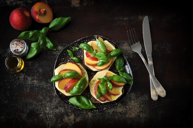 Sanduíches caprese com pêssego