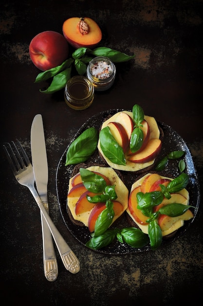 Sanduíches caprese com pêssego