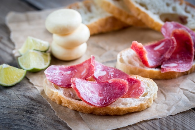 Sanduíches ciabatta com fuet e mini queijo