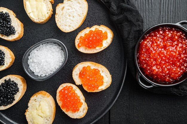 Sanduíches com baguete de caviar preto e vermelho