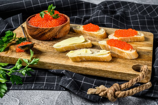 Sanduíches com caviar de salmão vermelho.