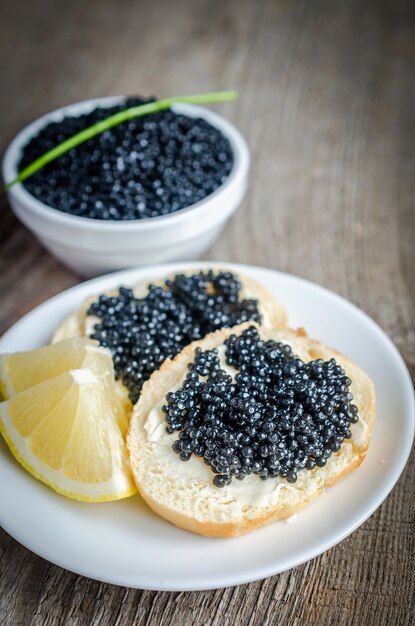 Foto sanduíches com caviar preto