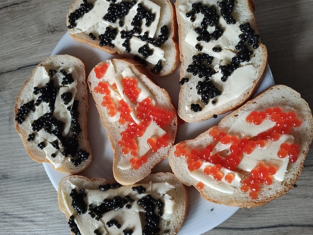 Sanduíches com caviar vermelho e preto em um prato