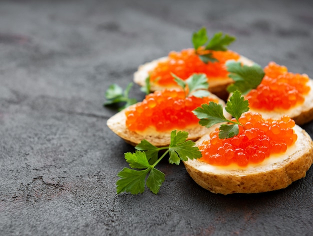 Sanduíches com caviar vermelho