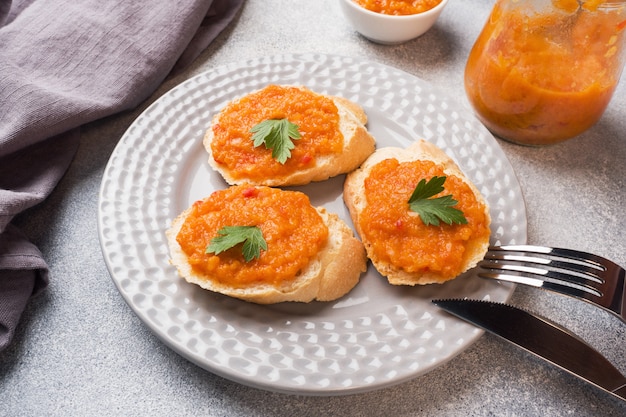 Sanduíches com cebolas de tomate pão caviar abobrinha. comida vegetariana caseira. copyspace.