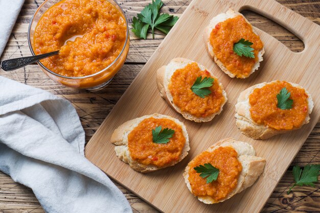 Sanduíches com cebolas de tomate pão caviar abobrinha. Comida vegetariana caseira. copyspace.