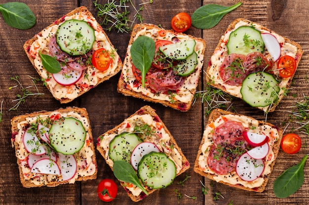 Sanduíches com cream cheese, legumes e salame.