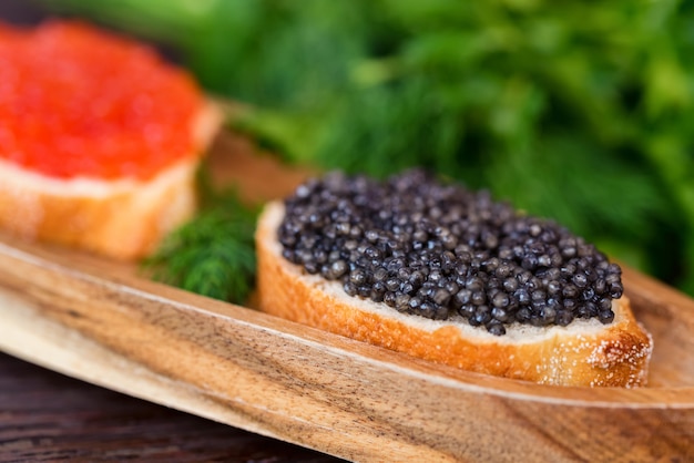 Sanduíches com esturjão preto e caviar de salmão vermelho