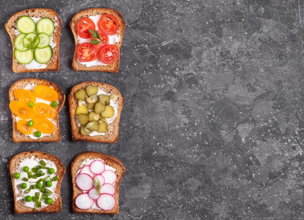 Sanduíches com legumes e cream cheese na mesa