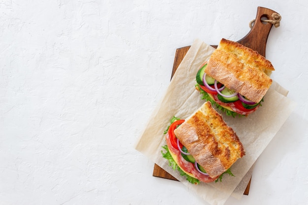 Foto sanduíches com linguiça, queijo e salada verde