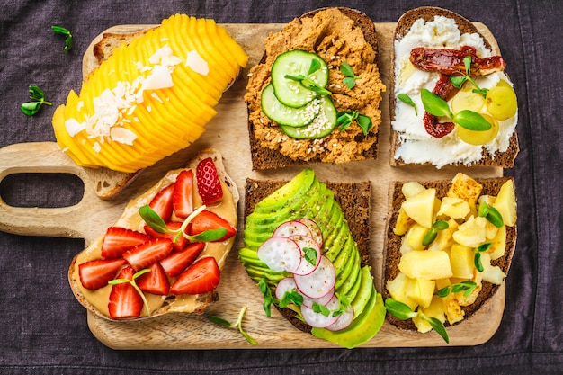 Sanduíches com manga, morango, patê de tofu, abacate, batatas