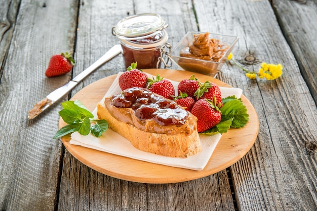 Sanduíches com manteiga de amendoim, geléia e frutas frescas