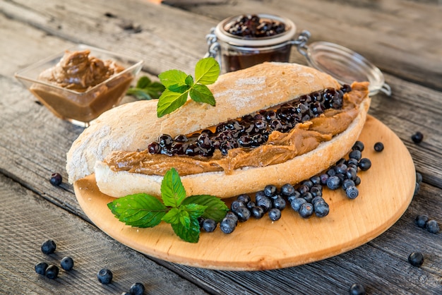 Sanduíches com manteiga de amendoim, geléia e frutas frescas