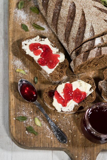 Foto sanduíches com pão, manteiga e geléia